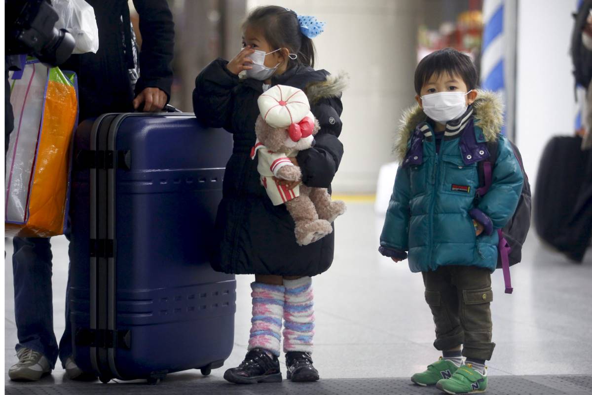 Niños con mascarilla en Japón.